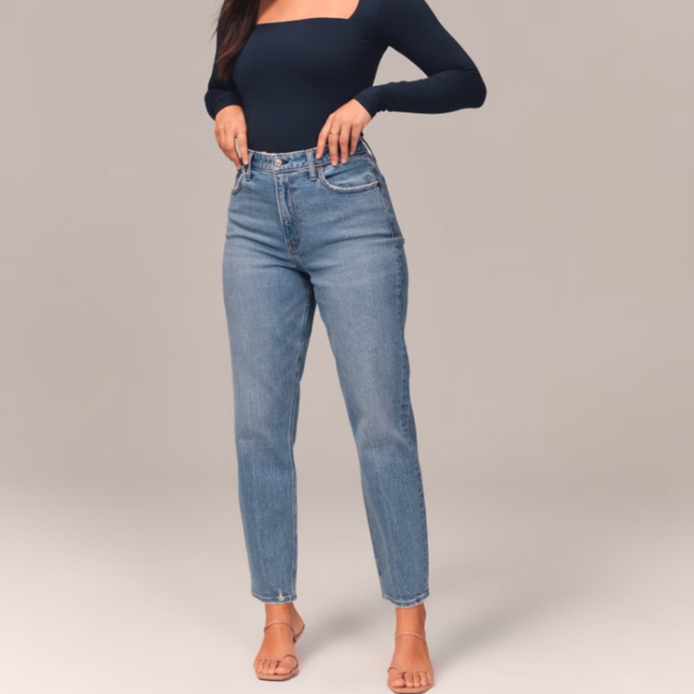 Abercrombie Mom High Rise Jean in Medium rinse size 30